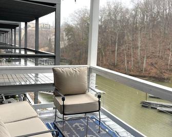 Waterfront Lake House with Boatslip at Pickwick - Savannah - Balcony