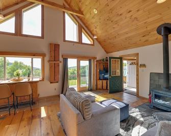 Catskills Cabin Rental with Hot Tub and Amazing Views! - Stamford - Sala de estar