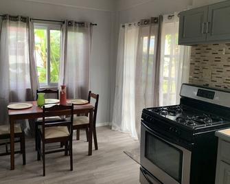 Club Caribbean Luxury Townhouse 7 mins to beach - Cedar Grove - Dining room