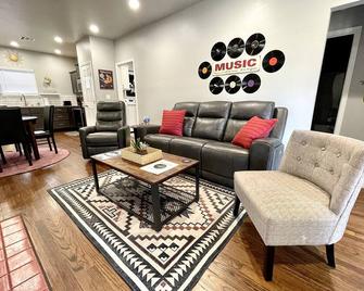 Rock & Roll House, Fiber Internet, Roku Tv, Washer & Dryer, By Dt Chickasha & Leg Lamp! - Chickasha - Вітальня