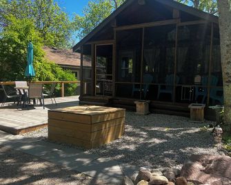 Cozy Grand Beach Cottage in the Park, less than 300 steps to the boardwalk. - Grand Marais - Patio