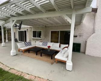 Cozy Room with Shared Bath - Santa Clarita - Patio