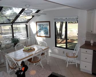 3 BR Across From Beach on Lagoon & Golf View w/2 Private Decks - Hilton Head Island - Jadalnia
