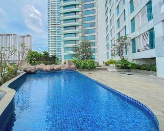 OYO 2245 Apartment Grand Kamala Lagoon - Bekasi - Pool