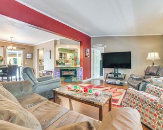 Serene Presque Isle Harbor Home on Sunrise Side! - Presque Isle - Sala de estar