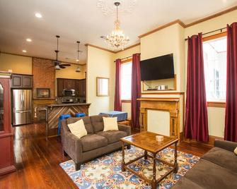 Blocks to FQ, Large, w/Balcony, Private Yard. Ask About Adjacent Property! - Nueva Orleans - Sala de estar