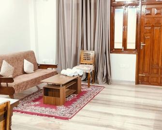 2-bedroom apartment in charming Ranchi with AC, WiFi for family and solo visitor - Ranchi - Living room