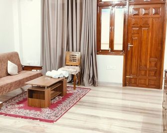 2-bedroom apartment in charming Ranchi with AC, WiFi for family and solo visitor - Ranchi - Sala de estar