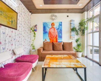 OYO White House Hotel - Haldwani - Salónek