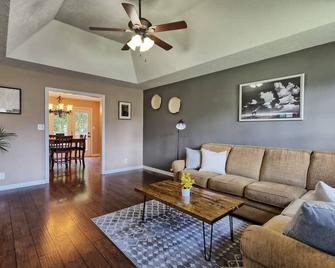 Clarksville Getaway: Spacious 3-Bedroom Home, Pet-Friendly w/ Fenced Yard - Clarksville - Living room