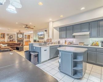 Rancho Vista Villa - Palmdale - Kitchen