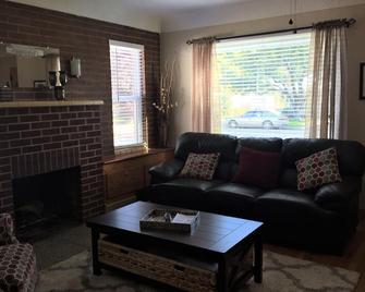 HIstorical and Cozy Cottage - Caldwell - Living room