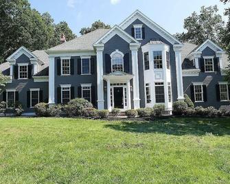 Cozy Romantic Single Family Home - 5 mins from a State Park - Avon - Building