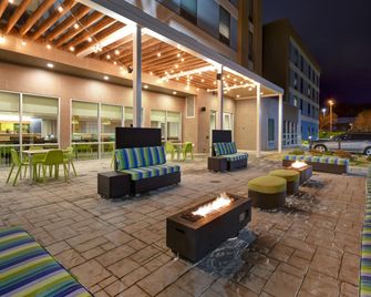 Home2 Suites by Hilton Eau Claire South - Eau Claire - Innenhof
