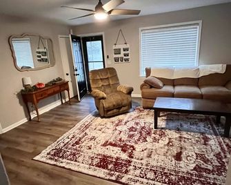 Cozy home close to park and YMCA. Kid & Pet Friendly - fenced in backyard. - Chillicothe - Sala de estar