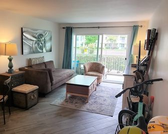 Peaceful, 3-bedroom condo, a short walk away from Port Hueneme beach and pier - Port Hueneme - Obývací pokoj
