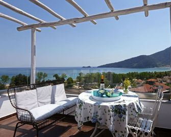 Mare Monte Small Boutique Hotel - Chrisi Ammoudia - Balkón