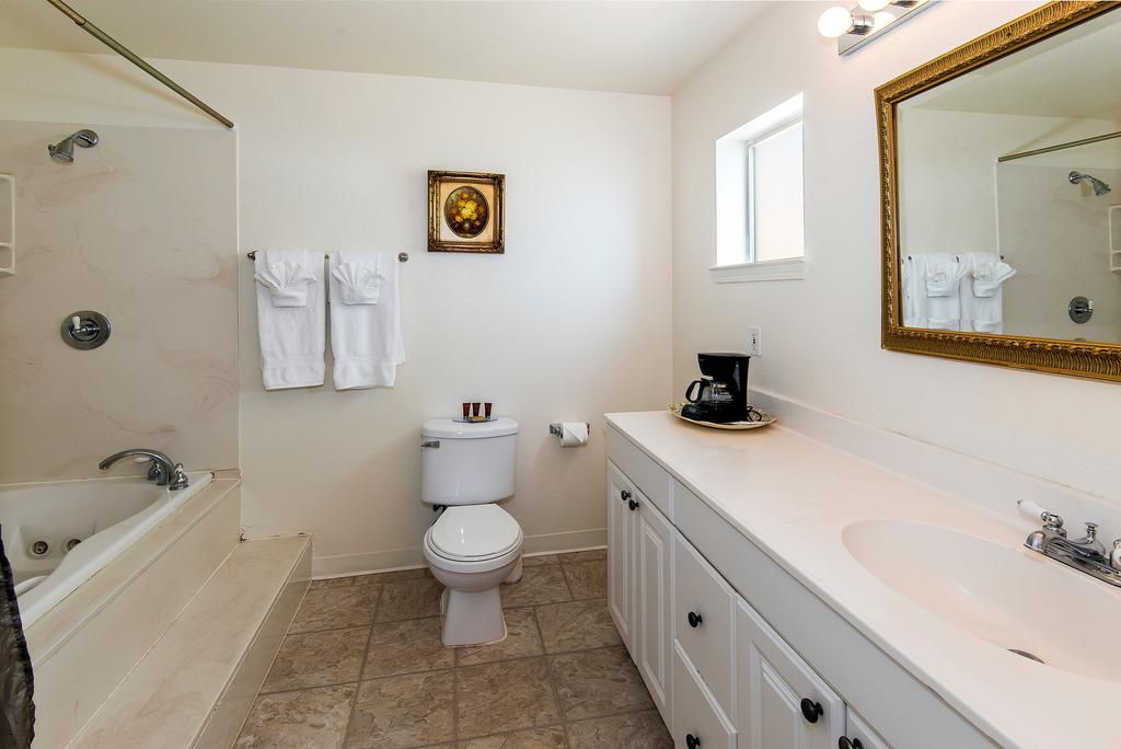 Bathroom view of Virginia City Inn