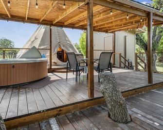 Bandera Stronghold - Cochise Tipi - Bandera - Innenhof
