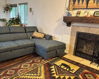 Cozy, relaxing house near La Pine State Park. Dogs ok! - La Pine - Living room