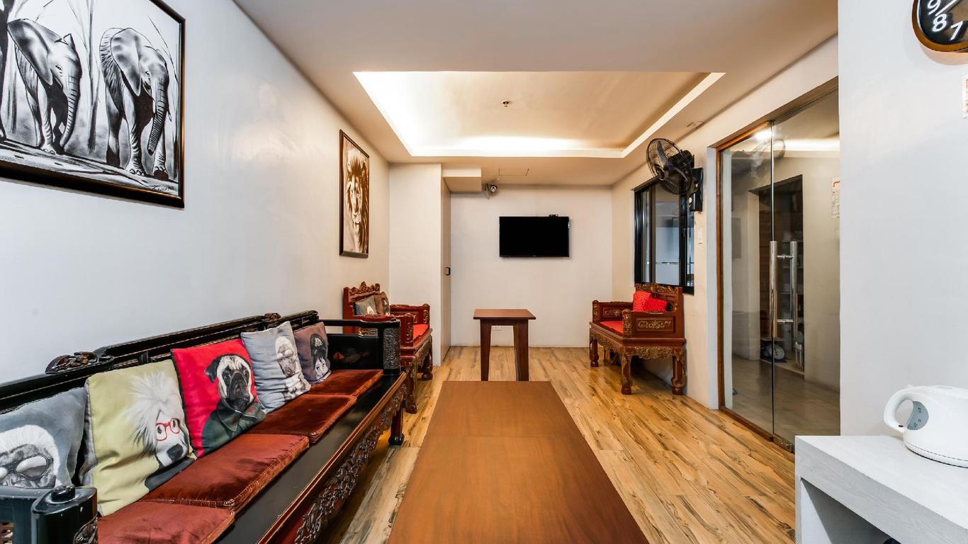 OYO 136 Regal Residences