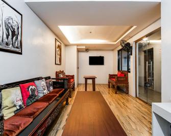 OYO 136 Regal Residences - Manila - Living room