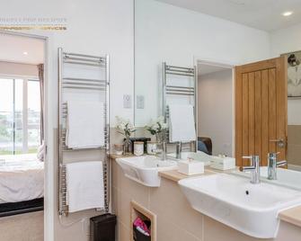 Luxurious 4 Bed Villa, Romford/Essex - Hornchurch - Bathroom