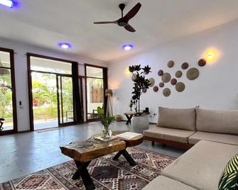 Tiki Beach Club & Resort - Bwejuu - Living room