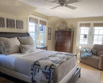 Rust House Inn, Historic Arts and Crafts Style Home - Jamestown - Schlafzimmer