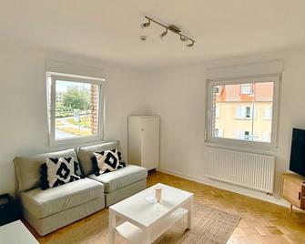 Casa Rossa Apt1 - Modern Living Near Frankfurt - Bad Homburg vor der Höhe - Sala de estar