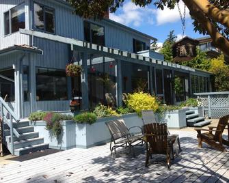 Salty Towers Ocean Front Cottages - Sooke - Patio