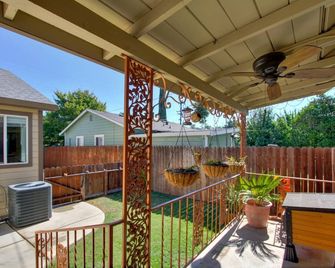 Near Downtown – Catch a Game, Soak in the Hot Tub & Explore - West Sacramento - Balcony
