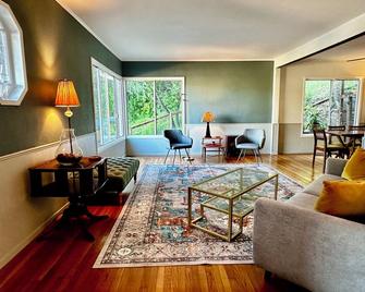 Charming 3-bedroom house in Martinez with fast WiFi and Beautiful backyard - Martinez - Living room