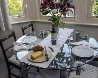 Saffrons Apartment - Eastbourne - Dining room