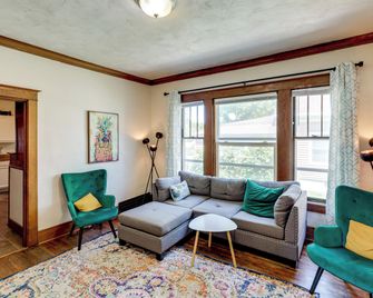 1 Mi to UNL Group Getaway with Game Area - Lincoln - Living room