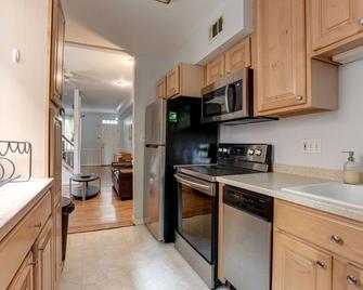 Cozy townhouse, steps to Camden Yards, Ravens, Convention Center - Baltimore - Cocina