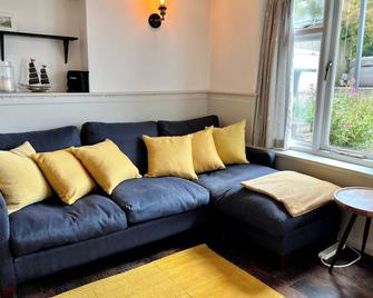 Cosy Coastal 2-Bedroom Cottage with Hot Tub and Log Burner - West Mersea - Living room