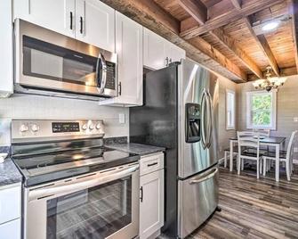 Sapphire Cottage - Waterfront w/ Covered Dock & Slide, Gentle Slope to Water - Caryville - Kitchen