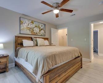 Dog-Friendly Pensacola Duplex about 7 Mi to Downtown - Pensacola - Habitación