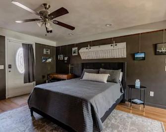 The Hangar - Healthcare/Military friendly! - Shiloh - Bedroom