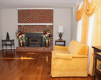 Country Retreat Near DC & Northern Va - La Plata - Living room
