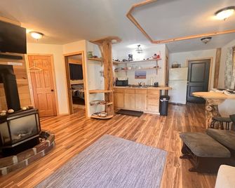 Cozy Black Hills retreat: Nature and adventure await. - Spearfish - Living room