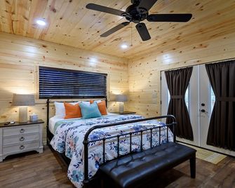 Cozy Mountain Retreat - Hot Tub, Outdoor Tv, Gas Fire - Broken Bow - Bedroom