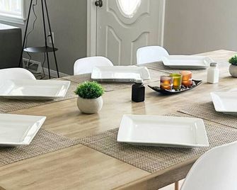 Private Hot Tub - Game Room - Luxury Home - Margaretville - Comedor