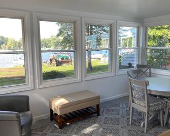 Escape to Tranquility: Lakefront Cottage Just Minutes from Ann Arbor, MI\' - Whitmore Lake - Living room