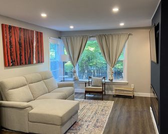 Escobar's Landing near Stony Lake - Douro-Dummer - Living room