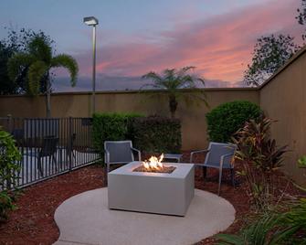 Courtyard by Marriott Lakeland - לייקלנד - פטיו