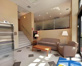 Bellerose Inn - Hempstead - Lobby