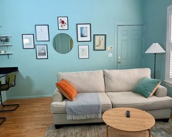Adorable 1-bedroom apartment in welcoming Cambridge - Cambridge - Living room