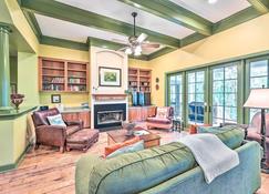 Chic Bluffton Cottage with Yard, 7 Mi to Beach! - Bluffton - Living room